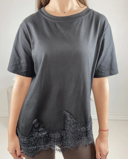 T - SHIRT GRACJA CZARNY Z KORONKĄ - BLUMANIA
