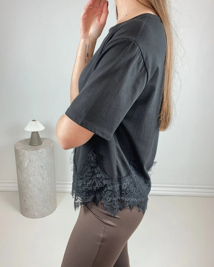 T - SHIRT GRACJA CZARNY Z KORONKĄ - BLUMANIA