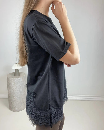 T - SHIRT GRACJA CZARNY Z KORONKĄ - BLUMANIA