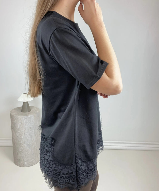 T - SHIRT GRACJA CZARNY Z KORONKĄ - BLUMANIA