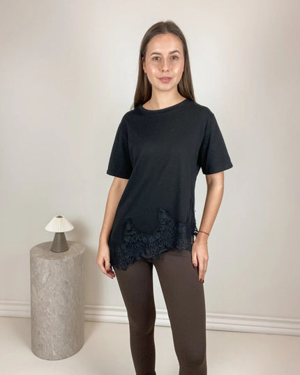 T - SHIRT GRACJA CZARNY Z KORONKĄ - BLUMANIA