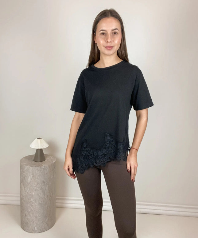 T - SHIRT GRACJA CZARNY Z KORONKĄ - BLUMANIA
